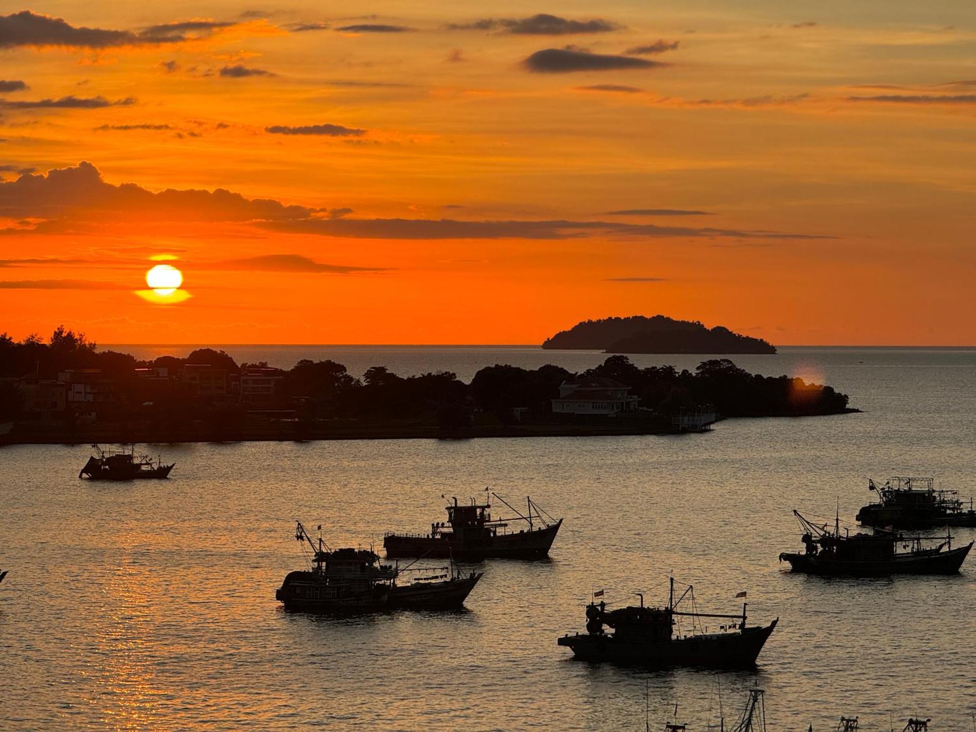 The Shore Cbd Kota Kinabalu By Laxzone Suite Luaran gambar